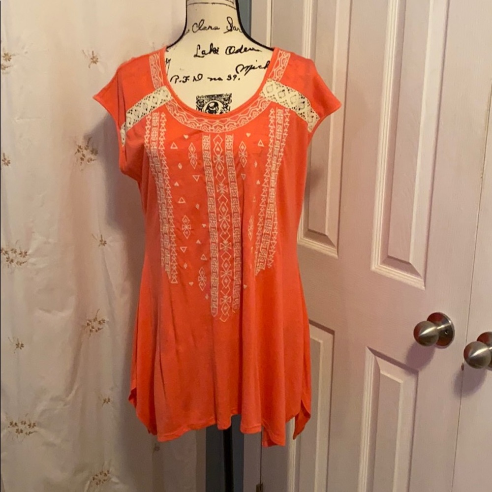 Sleeveless pale orange tunic